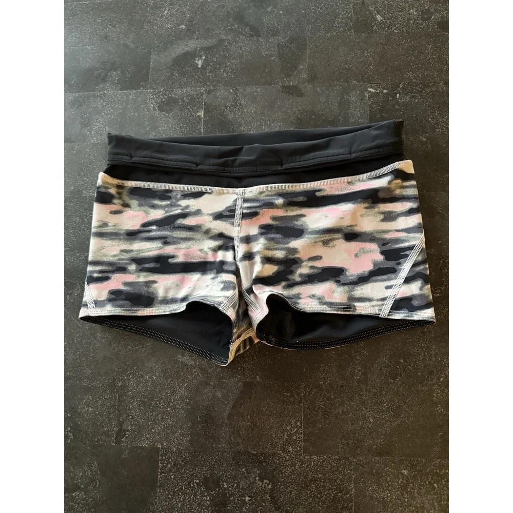 Lululemon Water‎ Bound Run Swim Shorts Size 4 Wamo Camo Reversible Pink Black